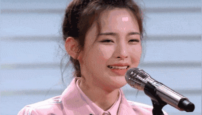 但表情随时可能崩坏的杨超越同样很有人气