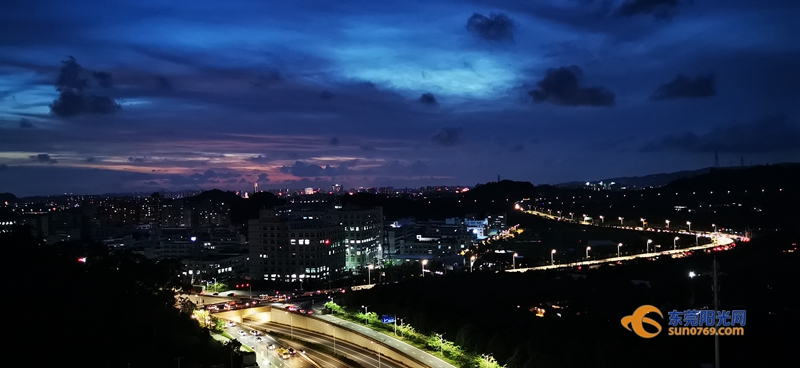 车水马龙,雨后的长安夜景一切都显得如此美丽 (8).jpg