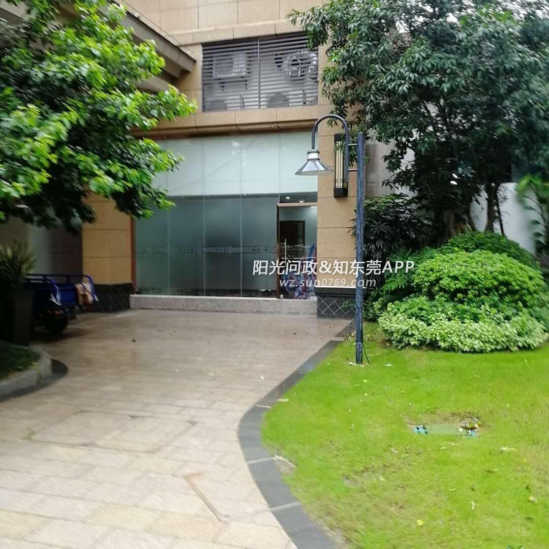 莞城碧桂园城央壹品商户违法向小区内造门!