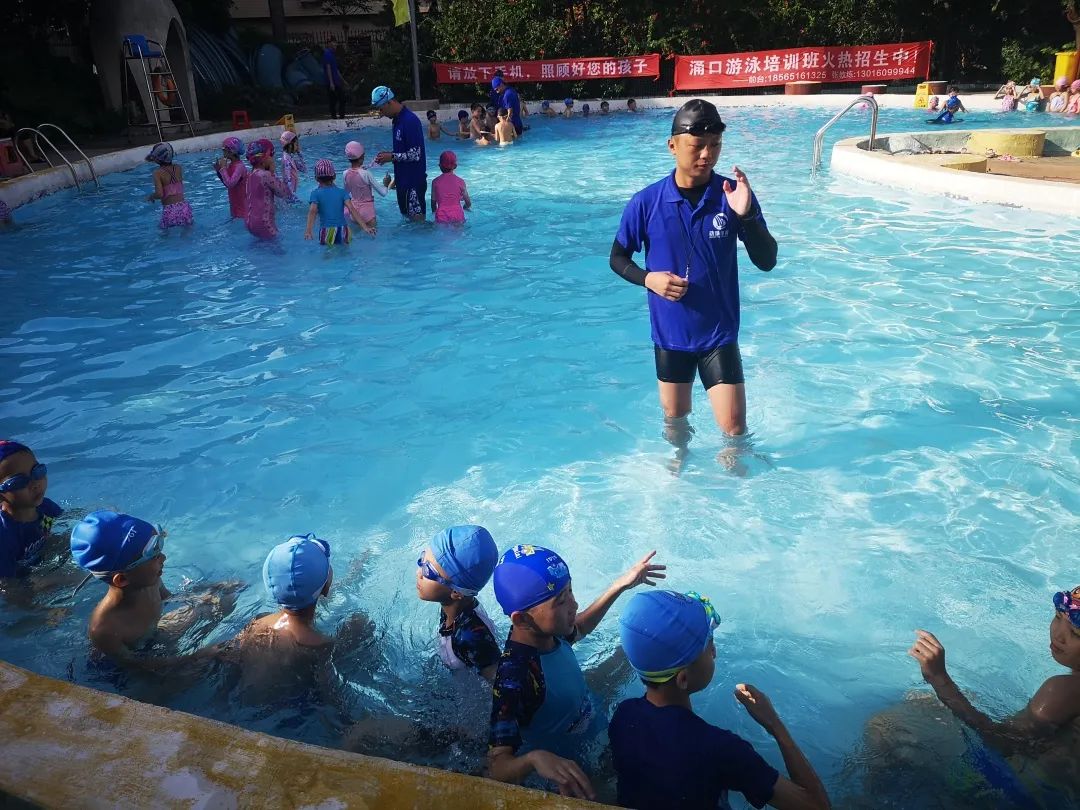 有游泳基础的学生在深水区上课