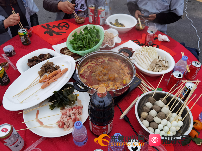 央视直播连线|东莞工地上的川味火锅年夜饭 满满"家的味道"