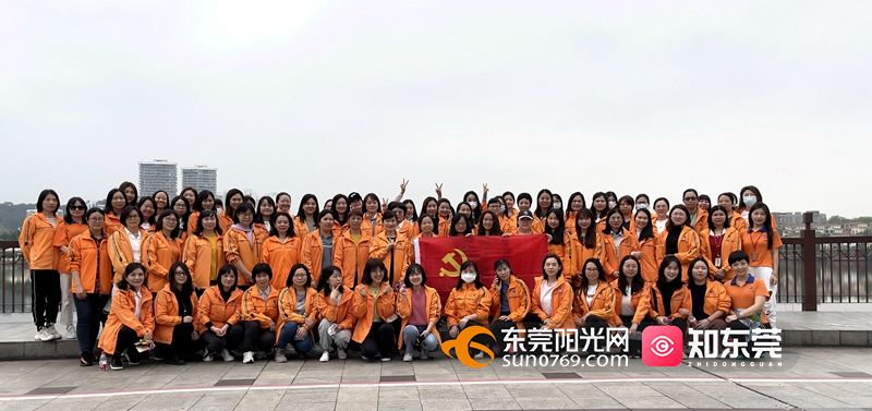 东莞广播电视台的美女记者这样过节.