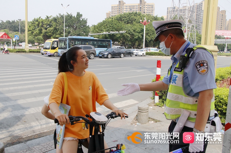 大朗交警在大朗富民路与美景中路交汇路口设岗开展莞微劝导活动.