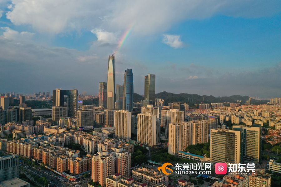 2020年8月7日,从高空俯瞰,东莞市区高楼林立,越来越像个大都市.jpg