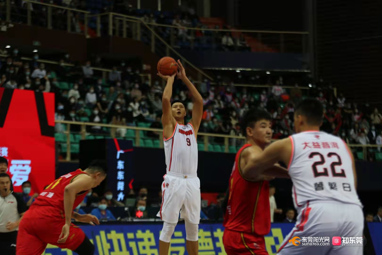 广东宏远队首场比赛迎战同省对手深圳队.