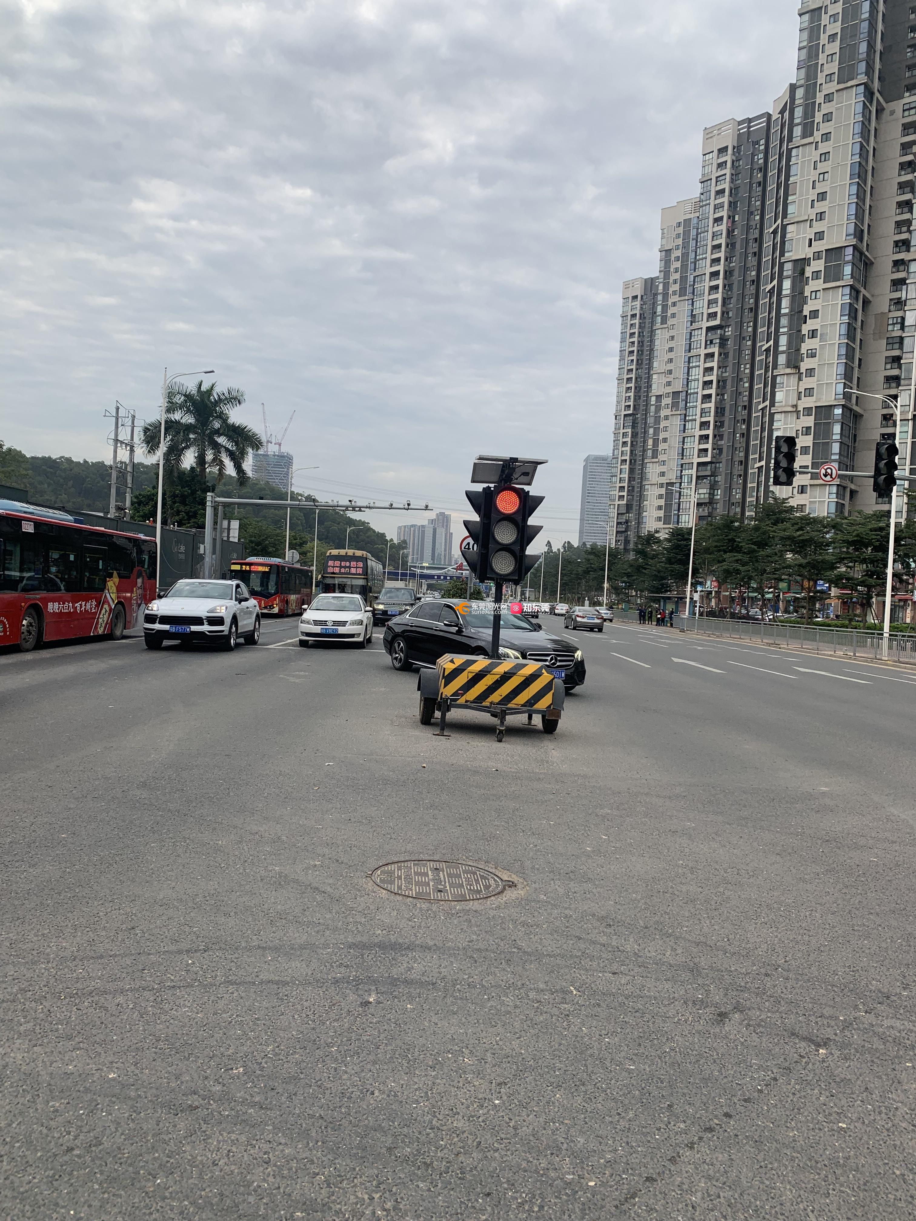 致使该大运城邦路口红绿灯暂停使用,我镇交警大队已设置临时红绿灯