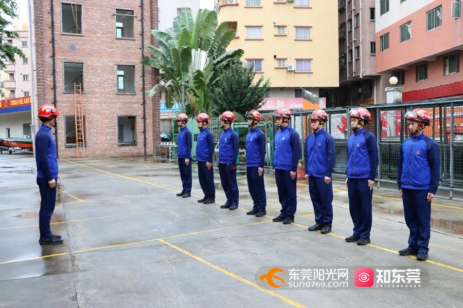 大朗消防救援站指挥中心负责人黎树昌"我们每天都会坚守岗位,每一次
