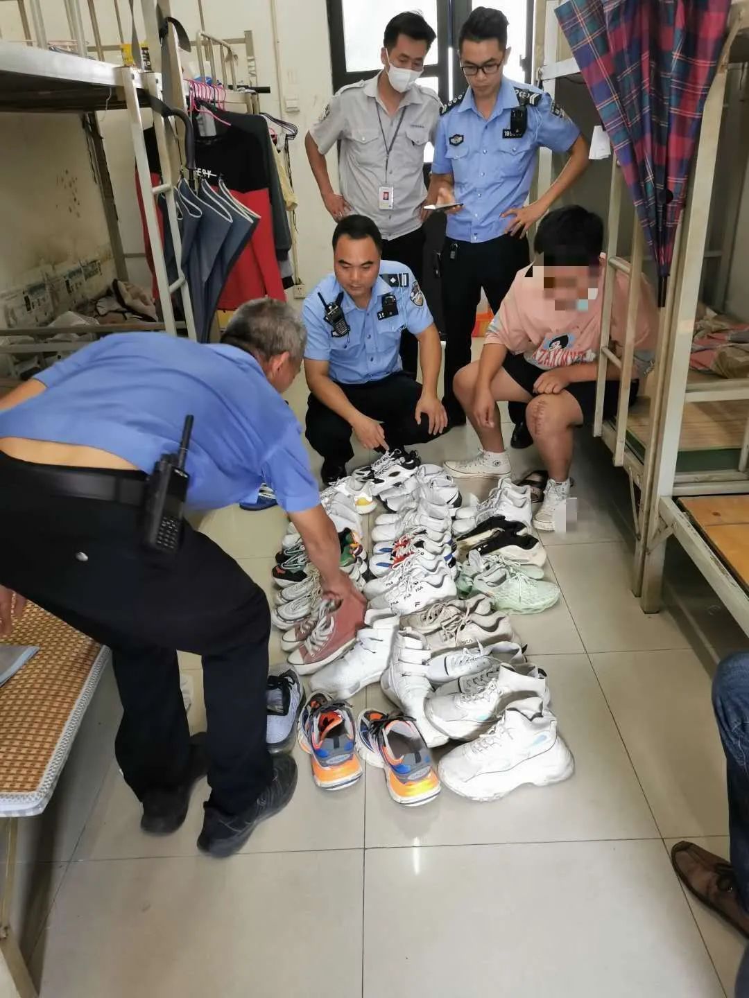 成都一名大学男生偷拍女生裙底 警方:行政拘留5日 -新闻中心-杭州网