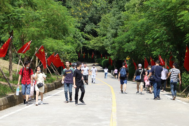 国庆首日 谢岗银瓶山,银山湿地公园游人如织