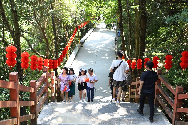 国庆首日 谢岗银瓶山,银山湿地公园游人如织