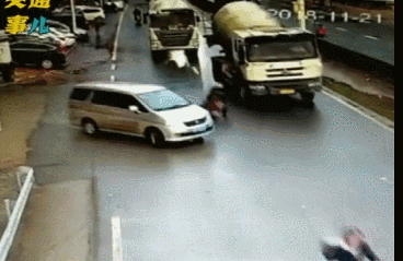 这个镇惊现无人驾驶电动车?