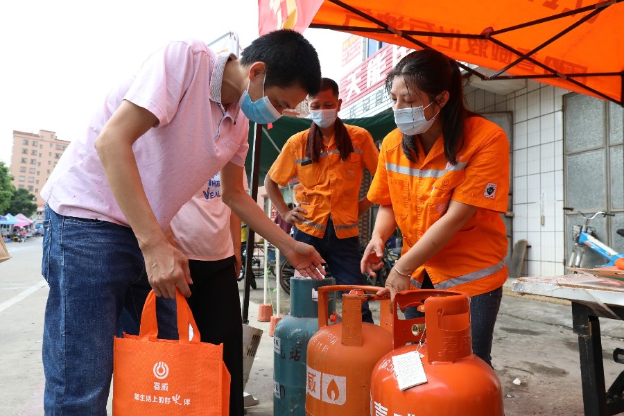 喜威液化石油气瓶装供应站卢边店长 卢敬红"这条管是报废的,现在不