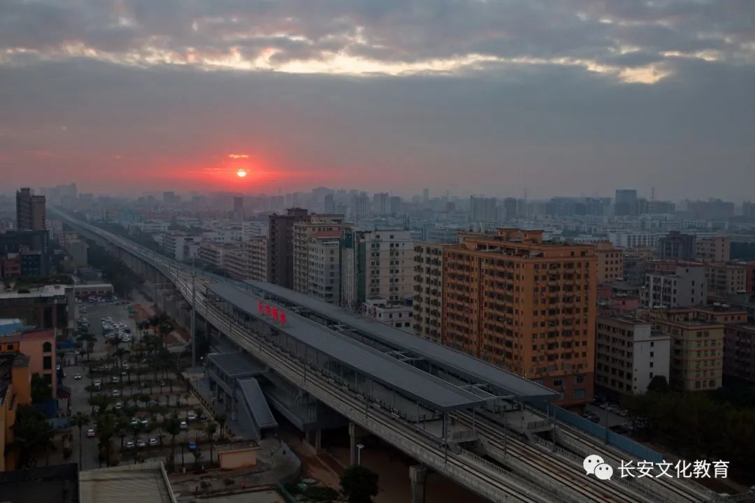 一辆列车驶过长安西站.