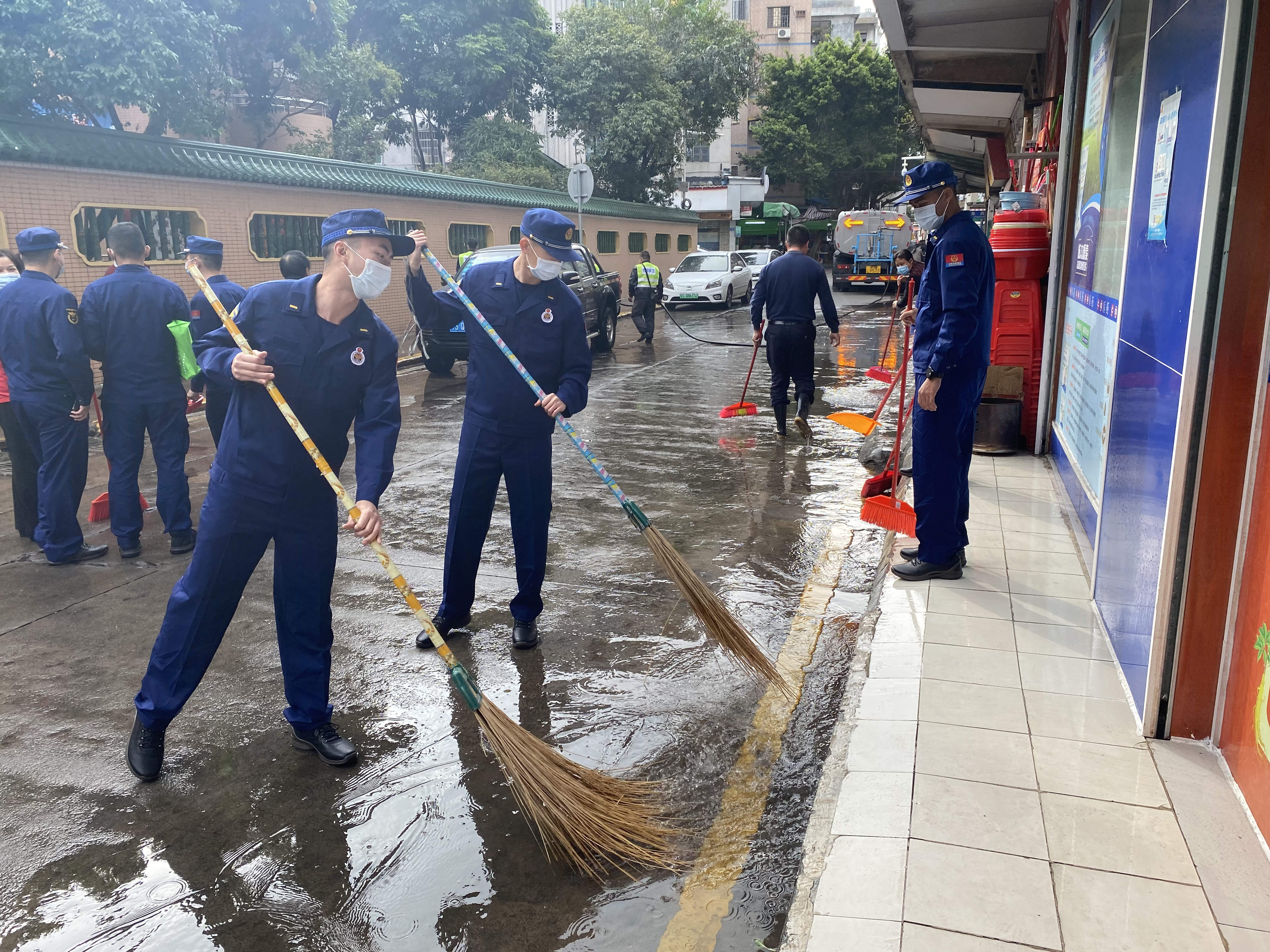 清雪破冰迎新春法徽闪烁保出行—— 抚顺中院安排展开扫雪除冰活动