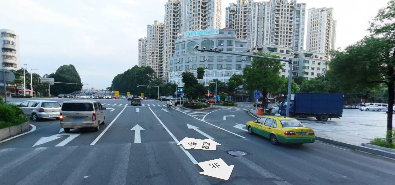 东莞市石龙镇有条坑人的红绿灯路口