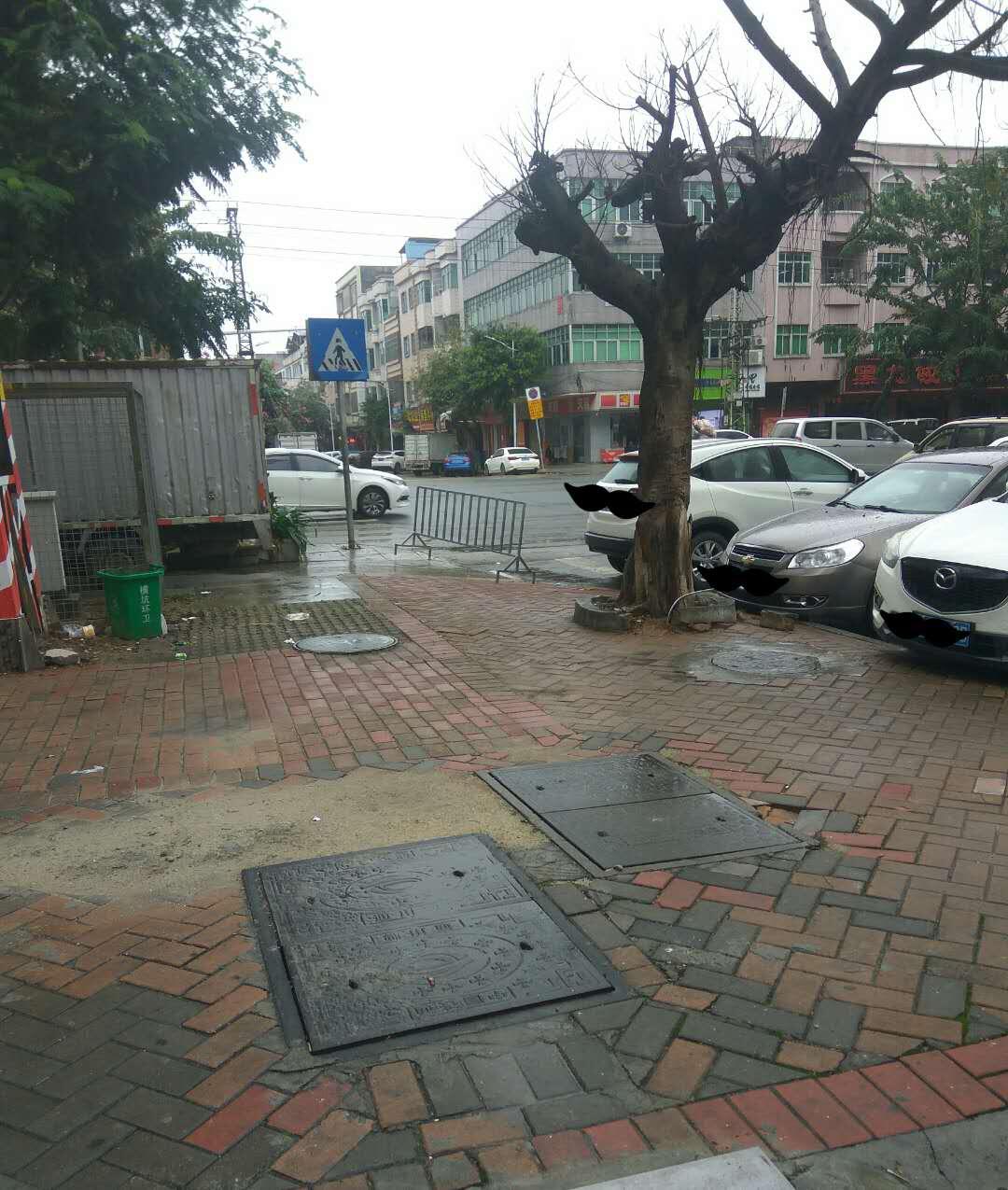 松溪路寮城中路路口人行道被店家阻拦围蔽