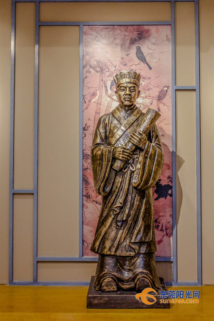 进入博物馆,我们首先看到的雕像人物就是造纸术的发明人——蔡伦.