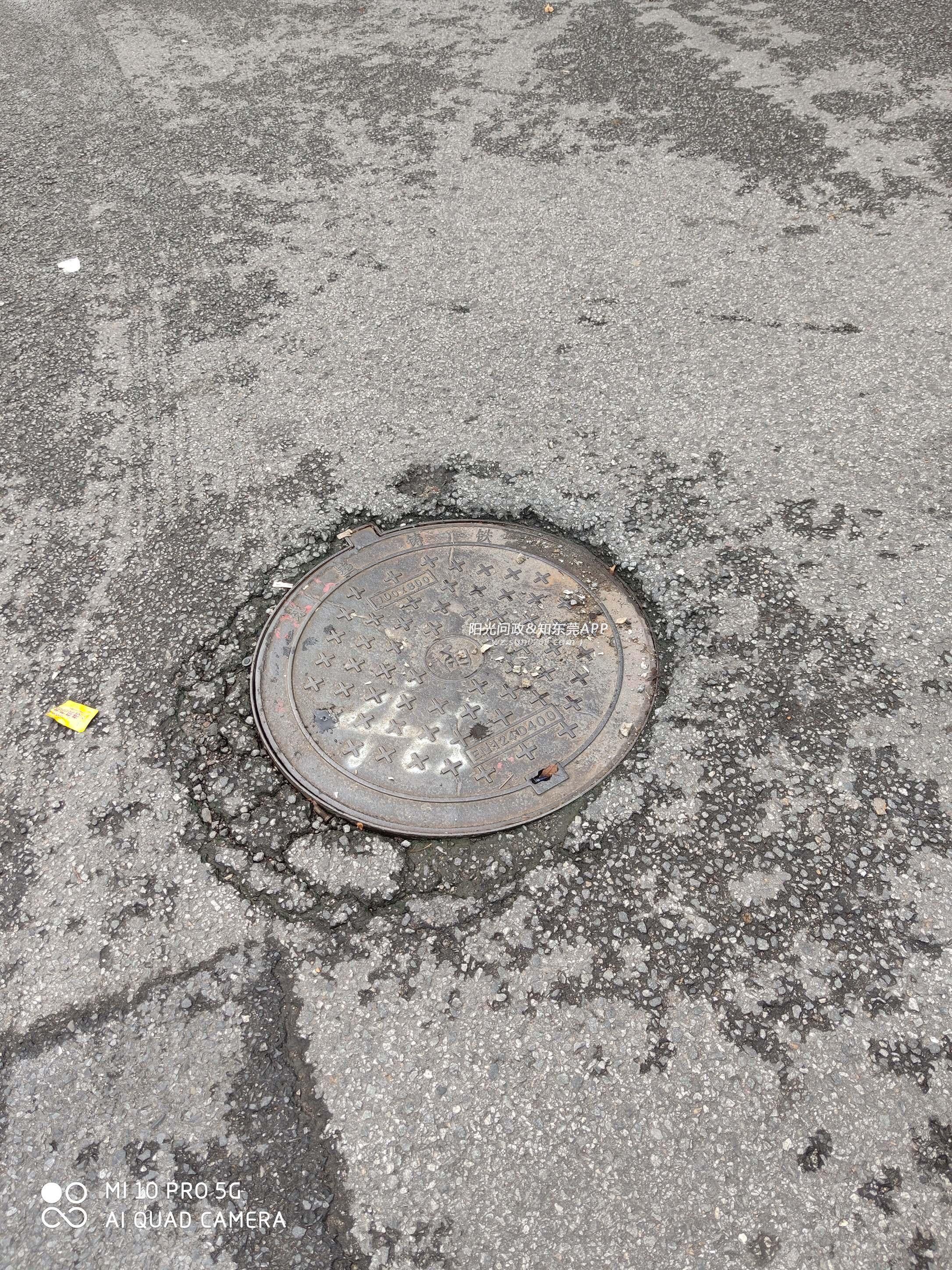 雨水井下沉和人行道破损