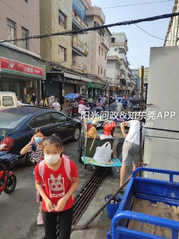 虎门镇东方社区中心路红旗小学对面垃圾站恶臭粉尘垃圾露天摆放