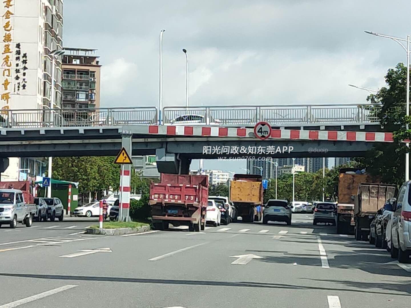 虎門威遠橋底車輛亂停路中心