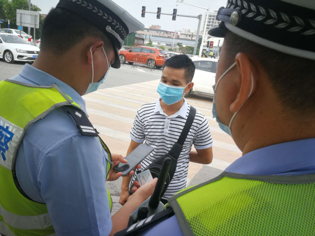 行人闯红灯东莞交警动真格了1小时处罚近百人