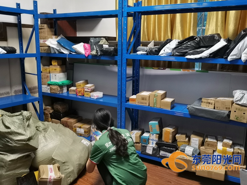 新闻频道 东莞要闻 > 正文在南城石竹新花园小区的快递自提点,记者