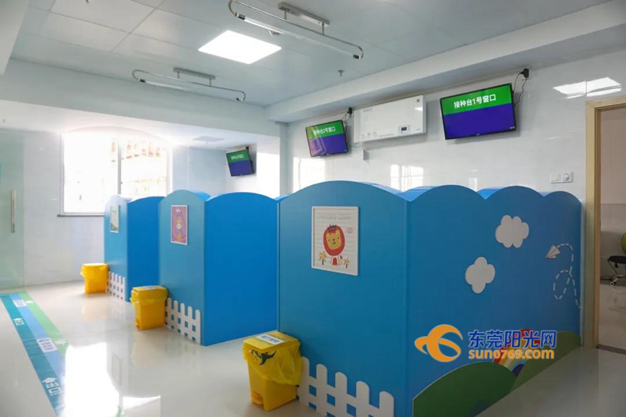 经过两道预检分诊台后,就是宽敞明亮的预防接种大厅,天花板和登记处