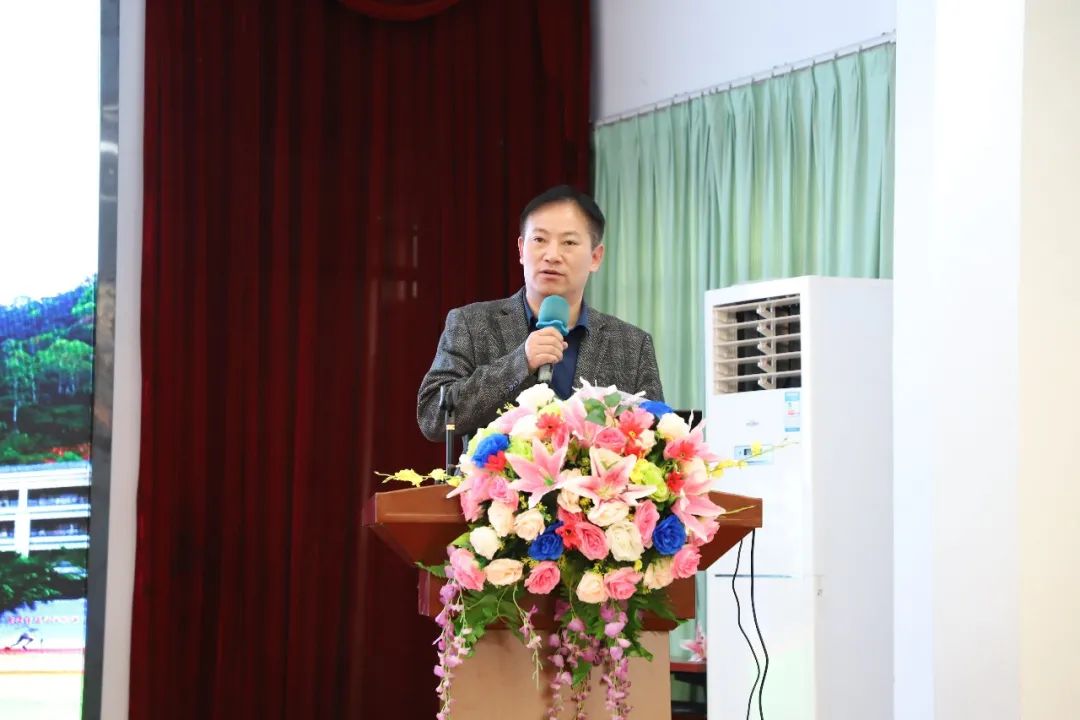 初中部副校长吉官雄作汇报党支部书记兼小学部副校长江秀平作汇报会上