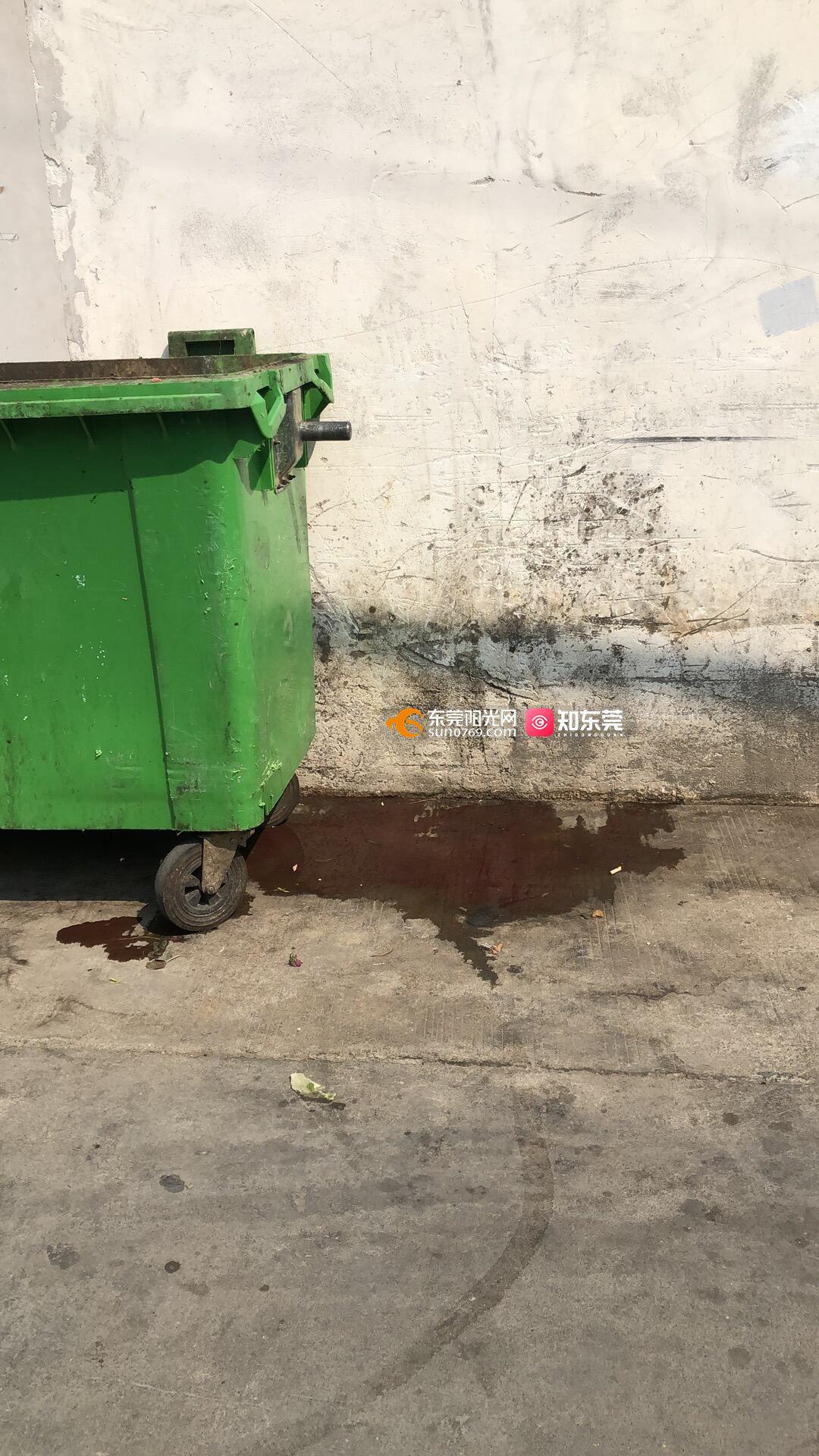 市场垃圾异味十分严重