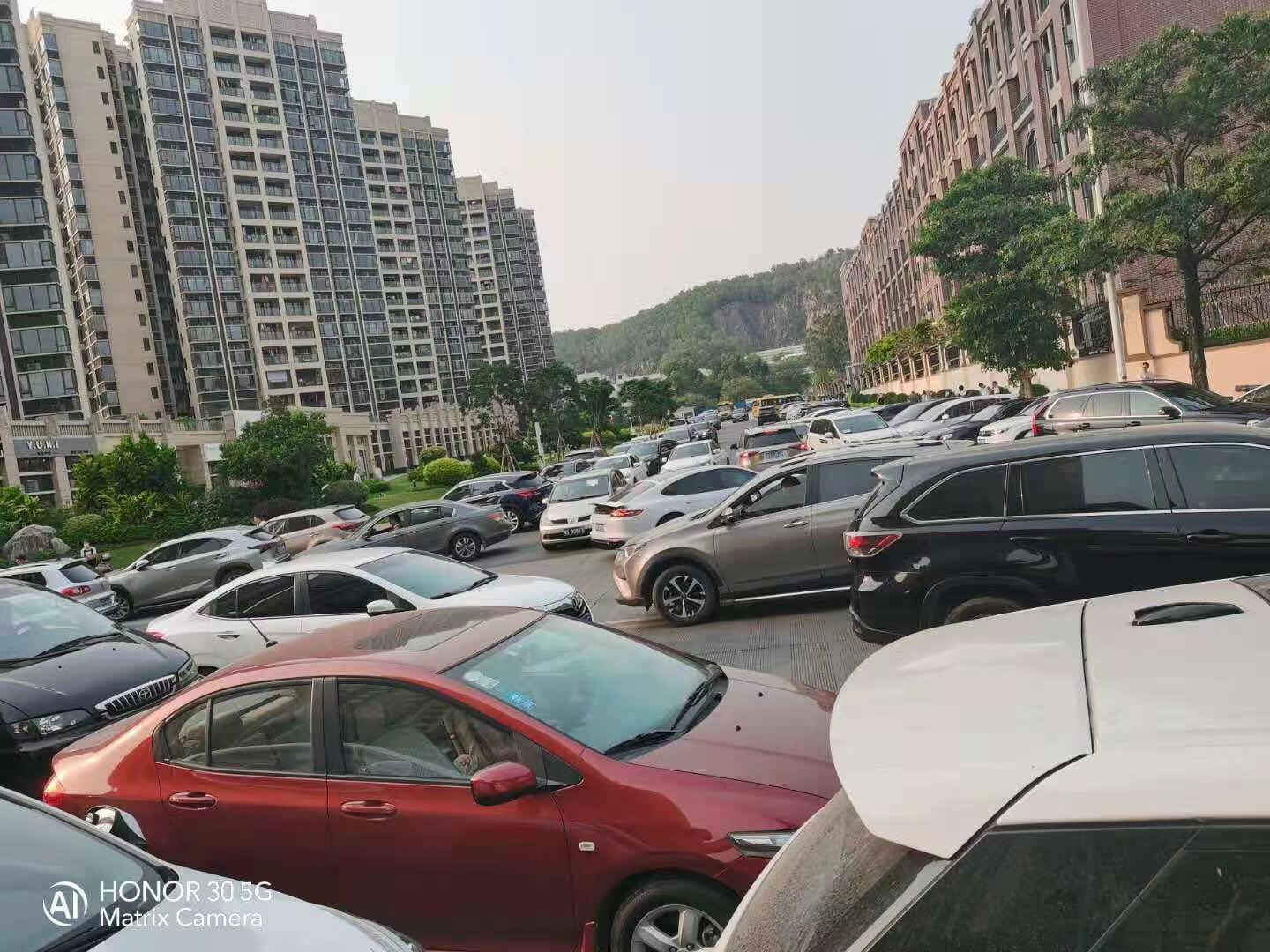 虎门镇新联社区高科一路湖山雅居与丰泰学校之间市政路随意停车造成