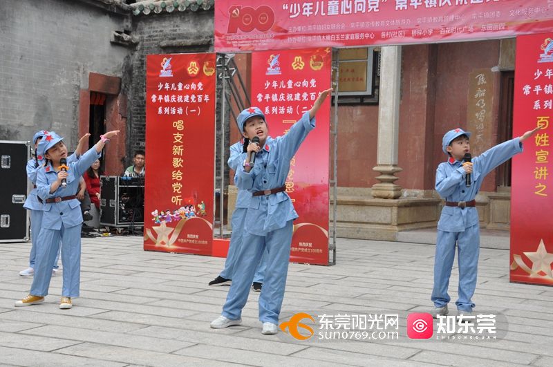启动仪式上,学生代表为大家献上童声合唱《童心向党》,红色经典故事