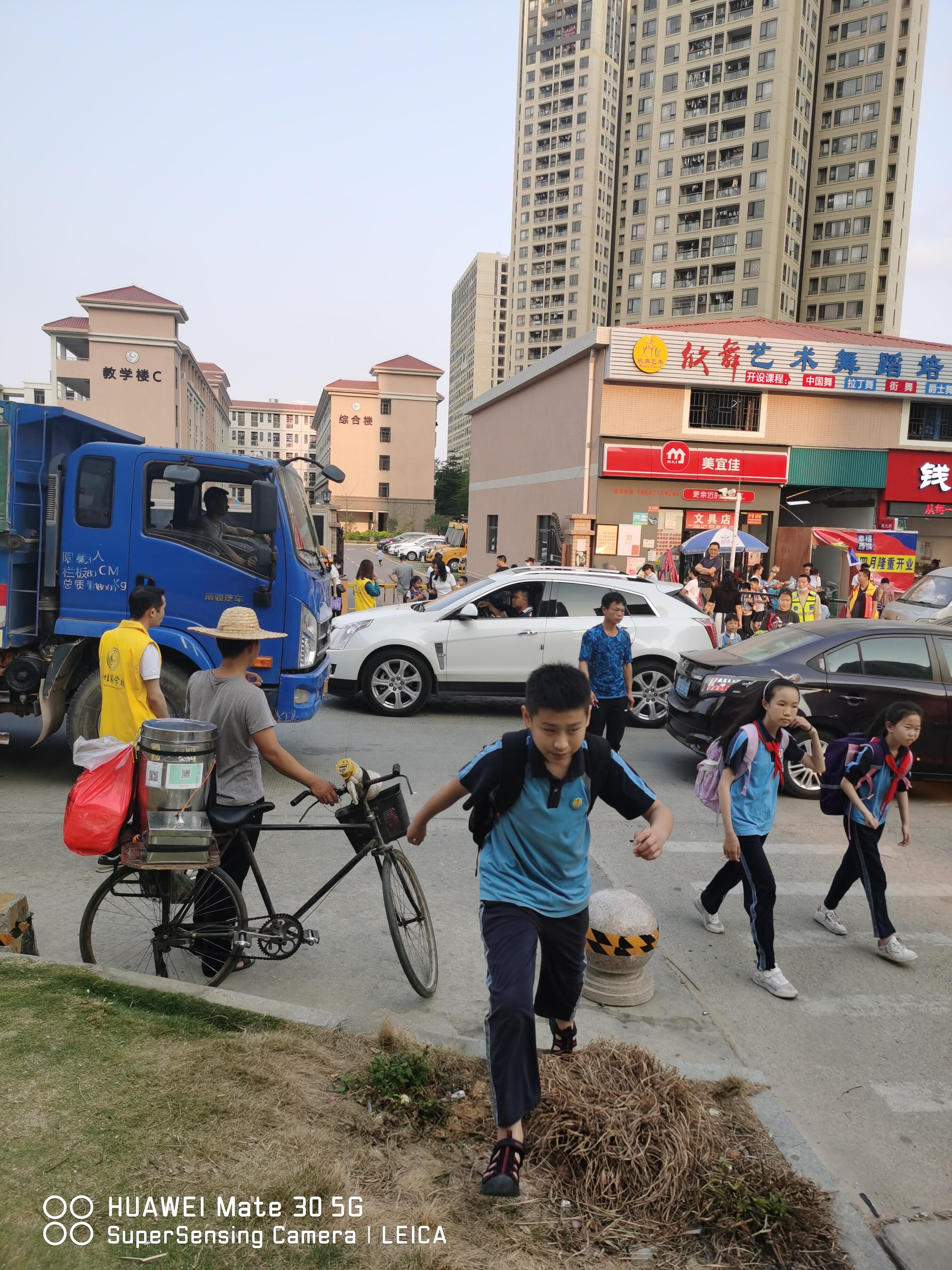 东莞市塘厦金桂园学校侧门交通安全隐患