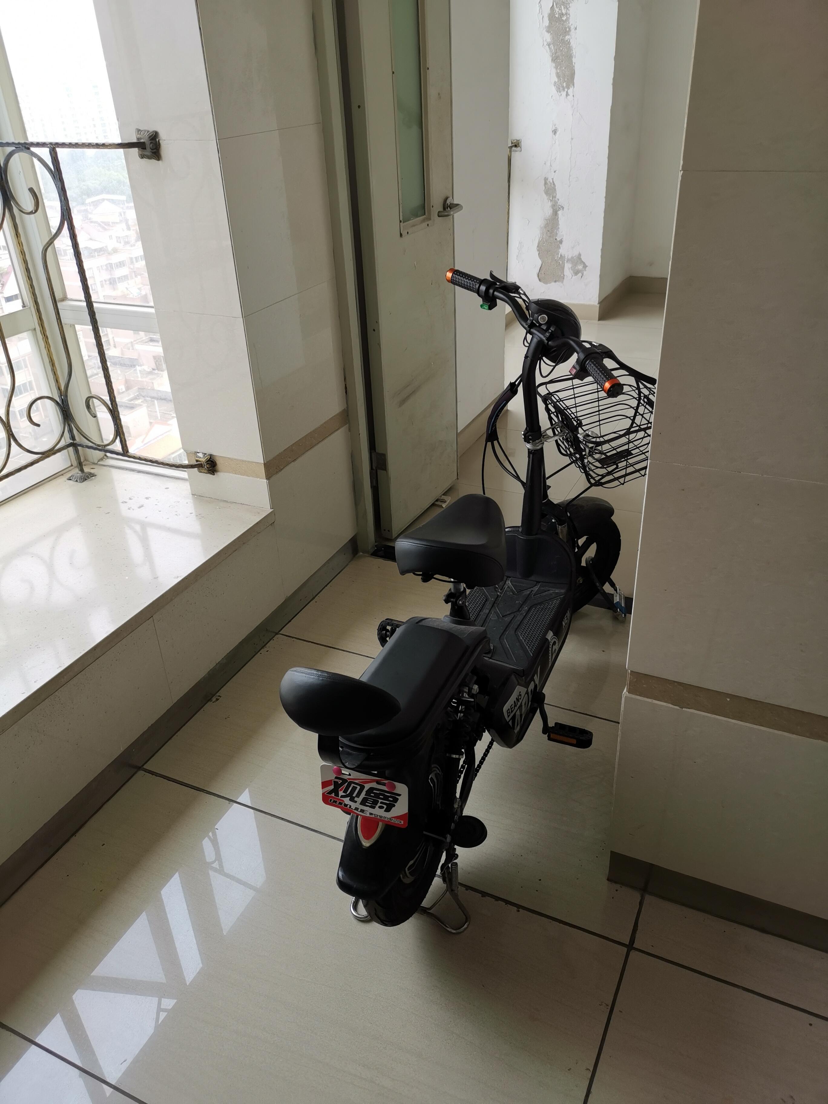 我想问,①物业有保安在1楼,为什么还能任由电动车上电梯②电梯有监控