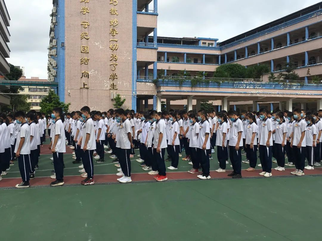 石碣这所学校为东莞英雄警察黎伟标举行爱心募捐