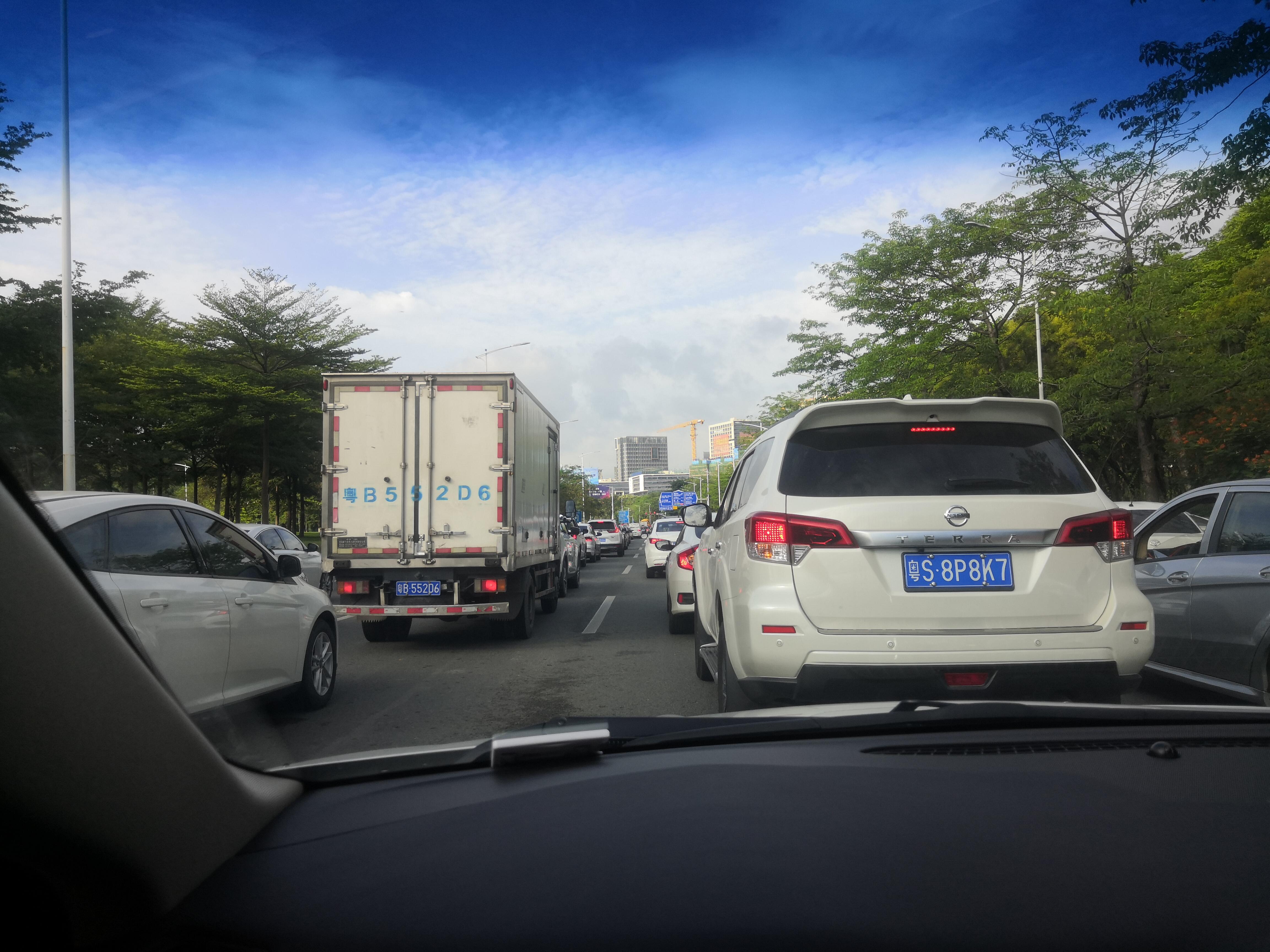 松山湖新城大道迎宾路口北向南车道设计严重不合理