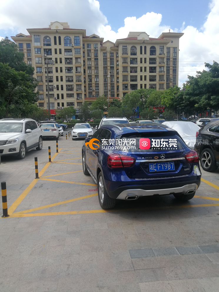 东莞市樟木头镇香樟绿洲8号门外面接东城路消防通道堵塞