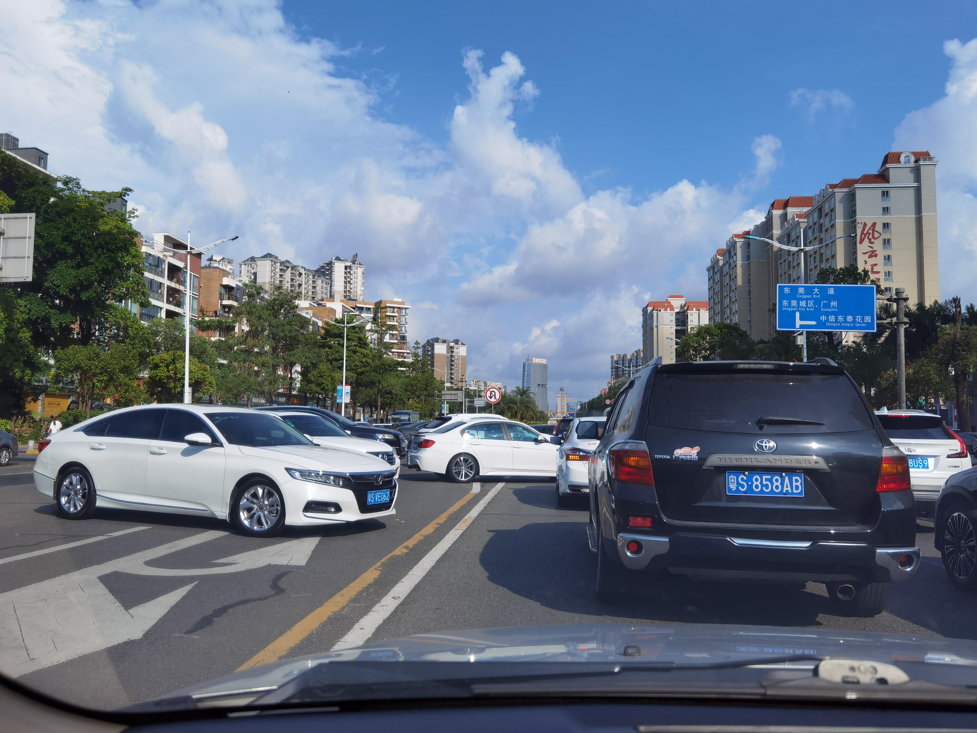 長泰路景湖春曉路段掉頭位置不合理