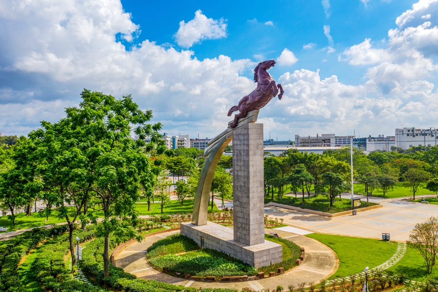 3,茶山公園(駿馬公園)分為雕塑廣場,文化廣場和體育廣場.jpg