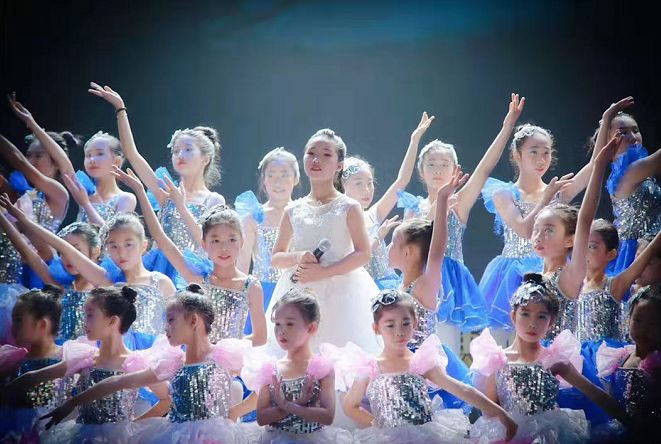 晚会节目精彩纷呈现场近千人感受演唱会的现场和氛围,网络直播关注量