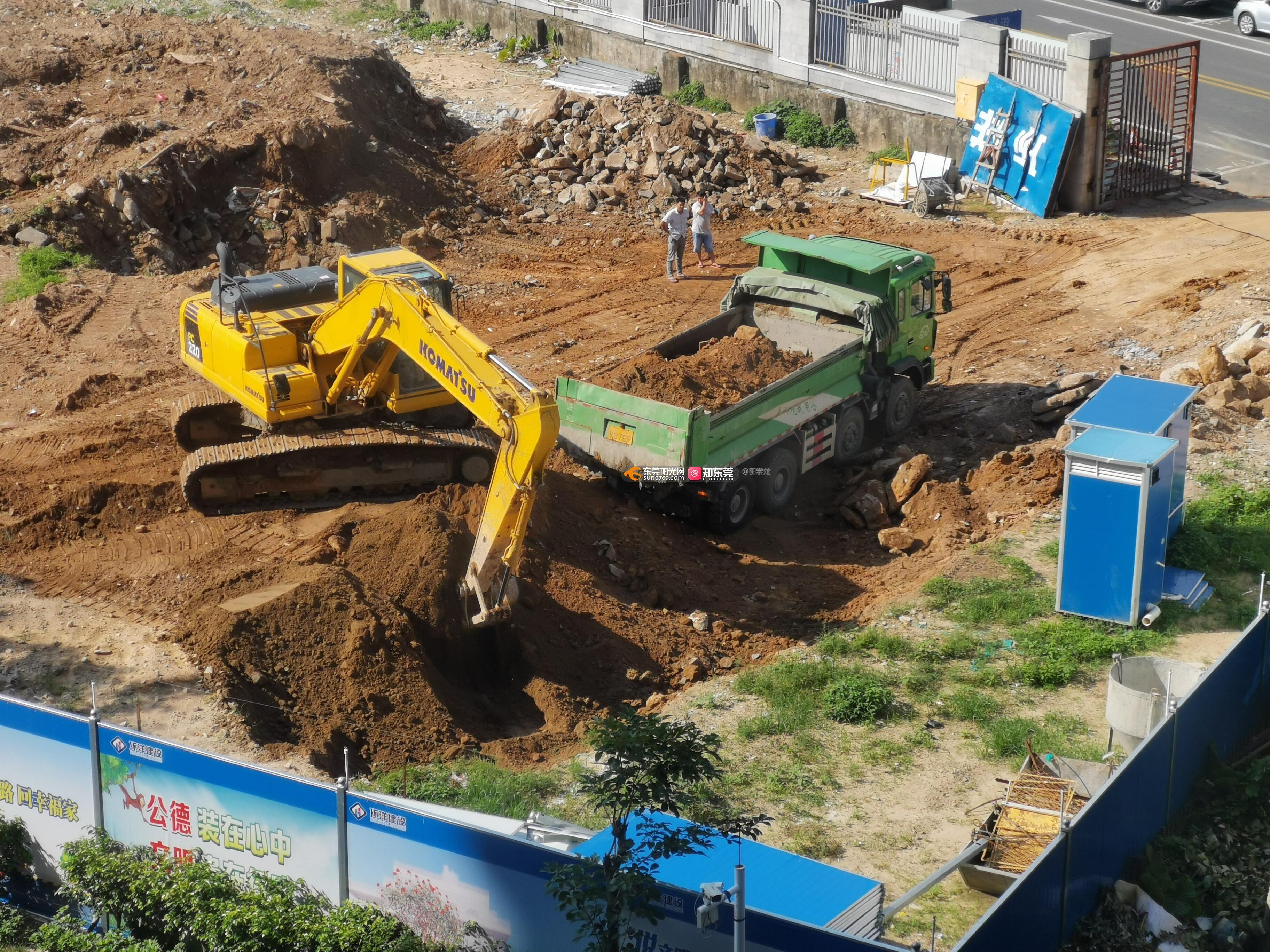 万江滨江公馆小区内违规施工建设