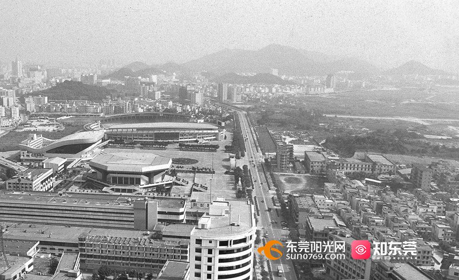 212000年,航拍篁村的体育路及周边区域.