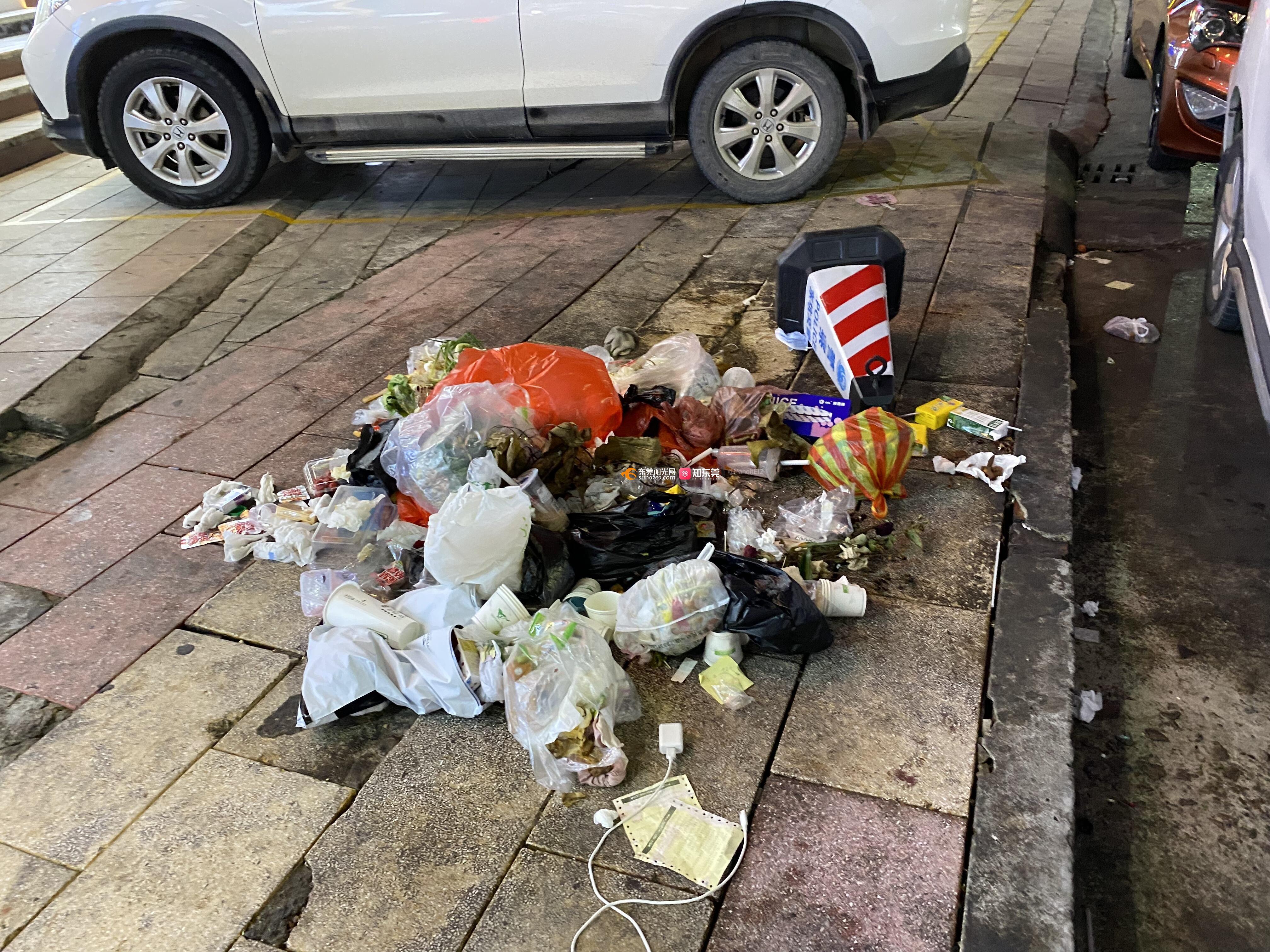 东坑东兴中路人行道堆放垃圾臭气熏天