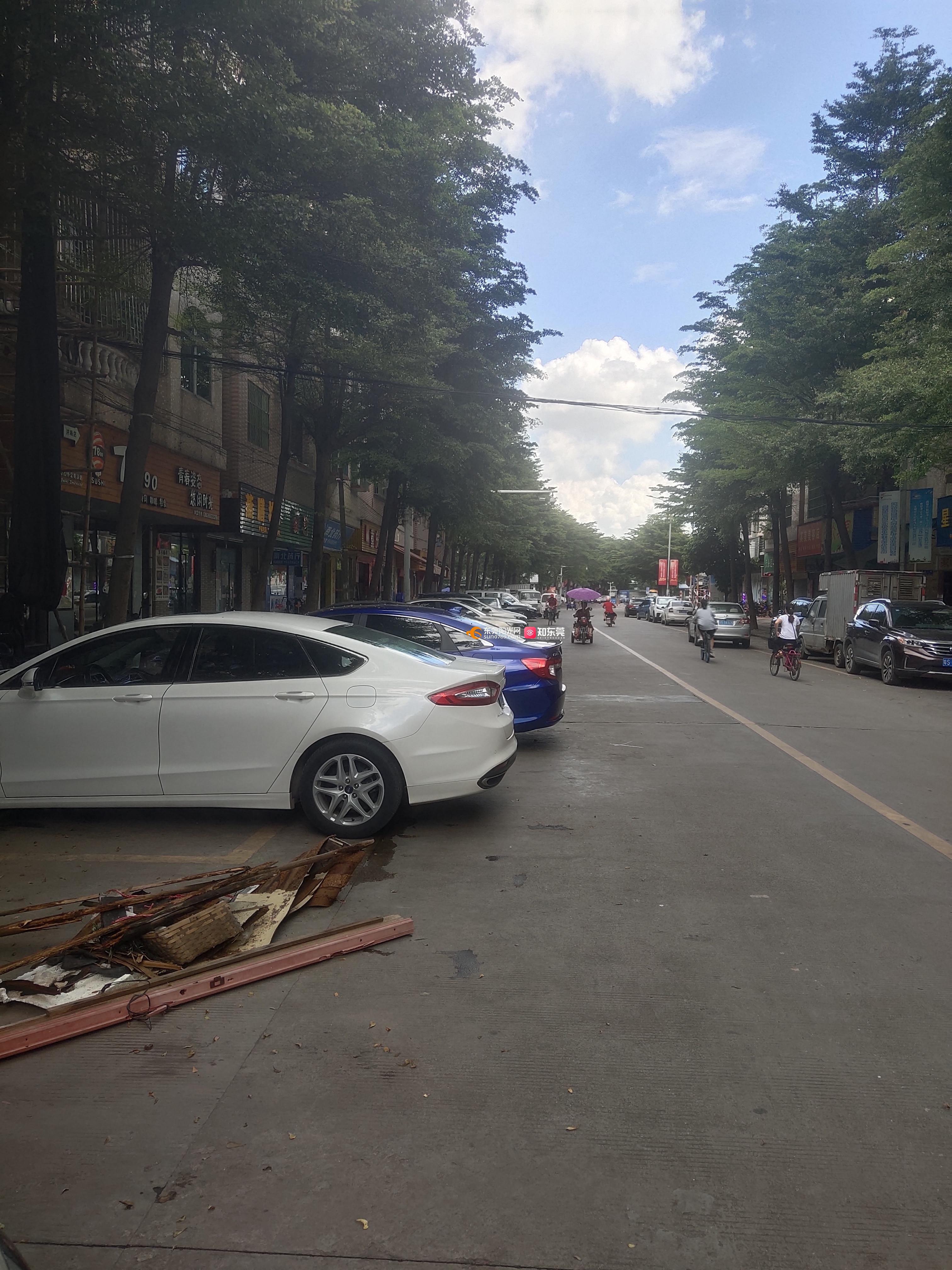 东莞市洪梅镇环萦路乱停乱放