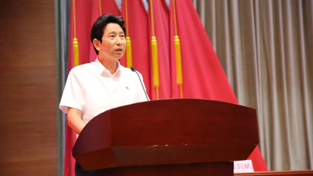 仪式上,赴贵州铜仁支教教师代表李敏,赴韶关南雄支教教师代表贺斌源