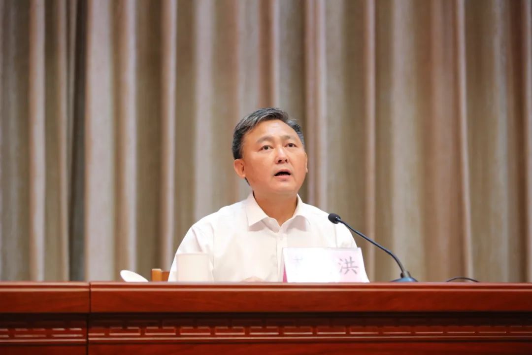 仪式上,赴贵州铜仁支教教师代表李敏,赴韶关南雄支教教师代表贺斌源