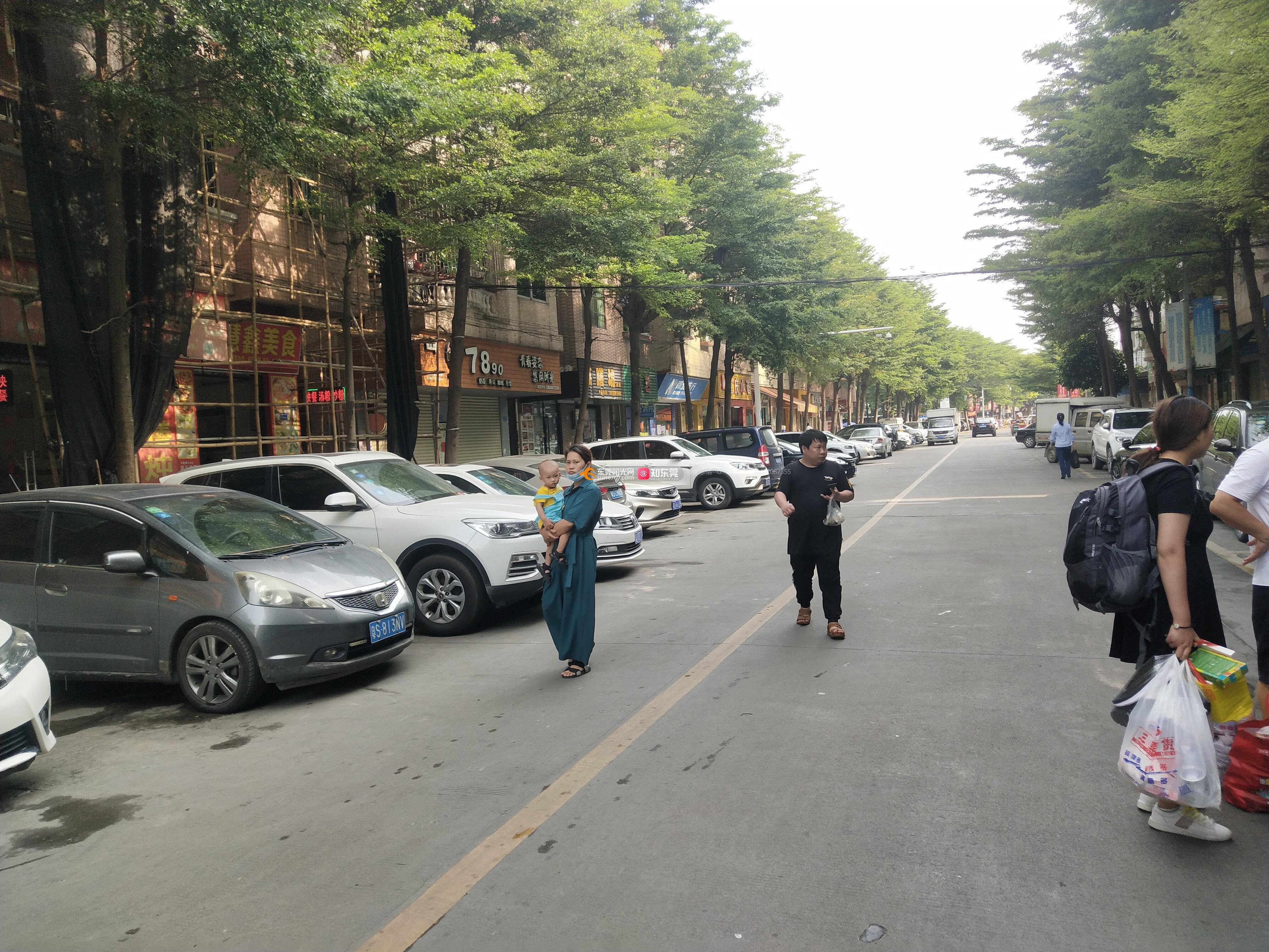 现将有关情况回复如下:  经了解,洪梅镇近期正在进行旧城改造,多条
