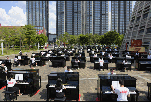震撼百台钢琴合奏赞歌响彻云霄