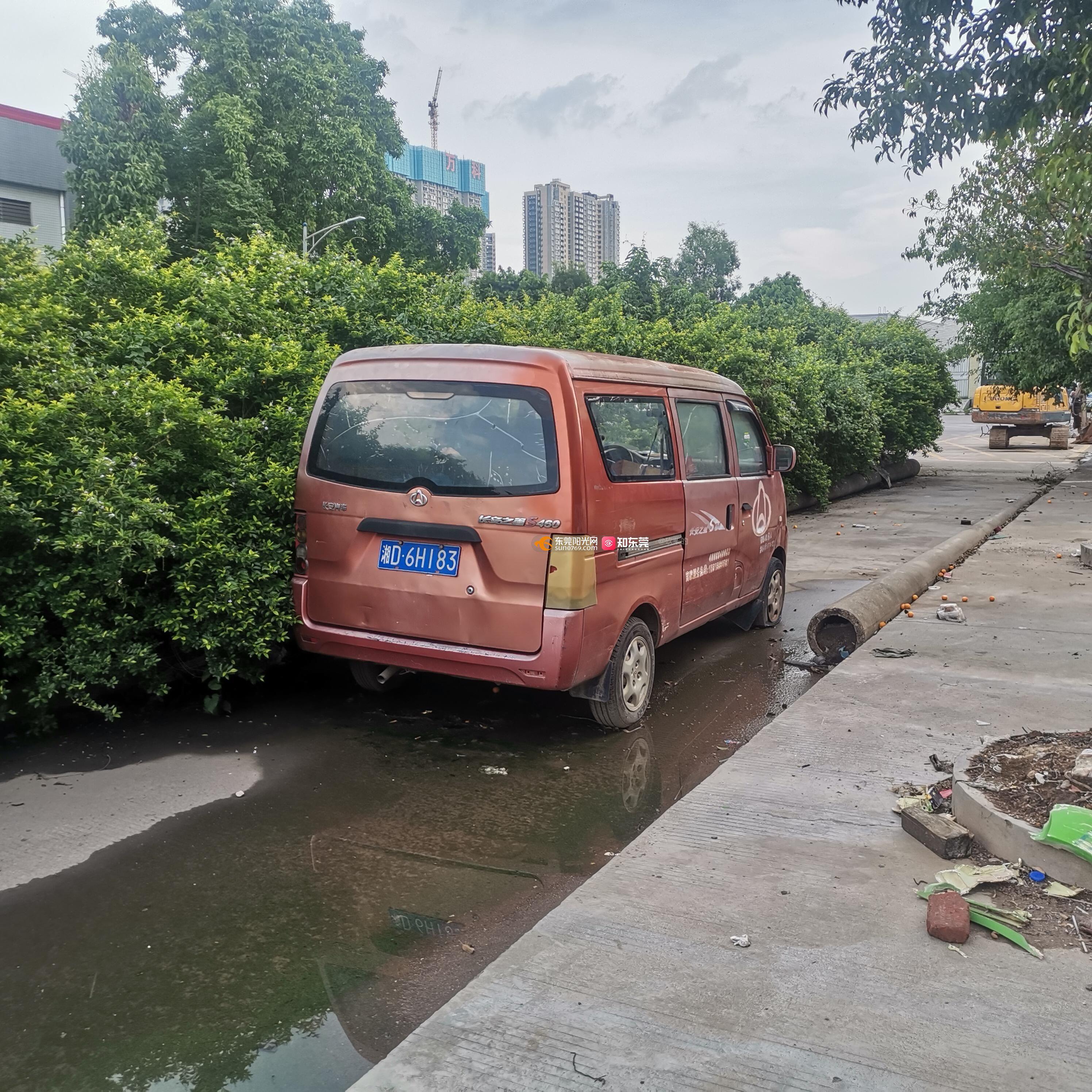 东莞市寮步镇塘唇村仁正路僵尸车长时间停在人行道上面半年时间能不