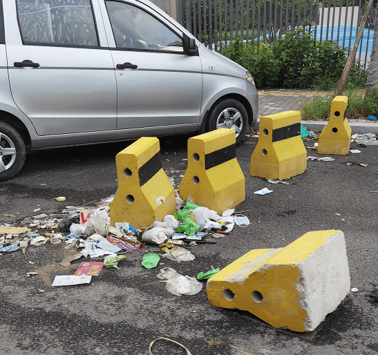 路面乱停车阻碍交通,无法倒车,乱丢垃圾滋生很多细菌和蚊虫,夏天天气