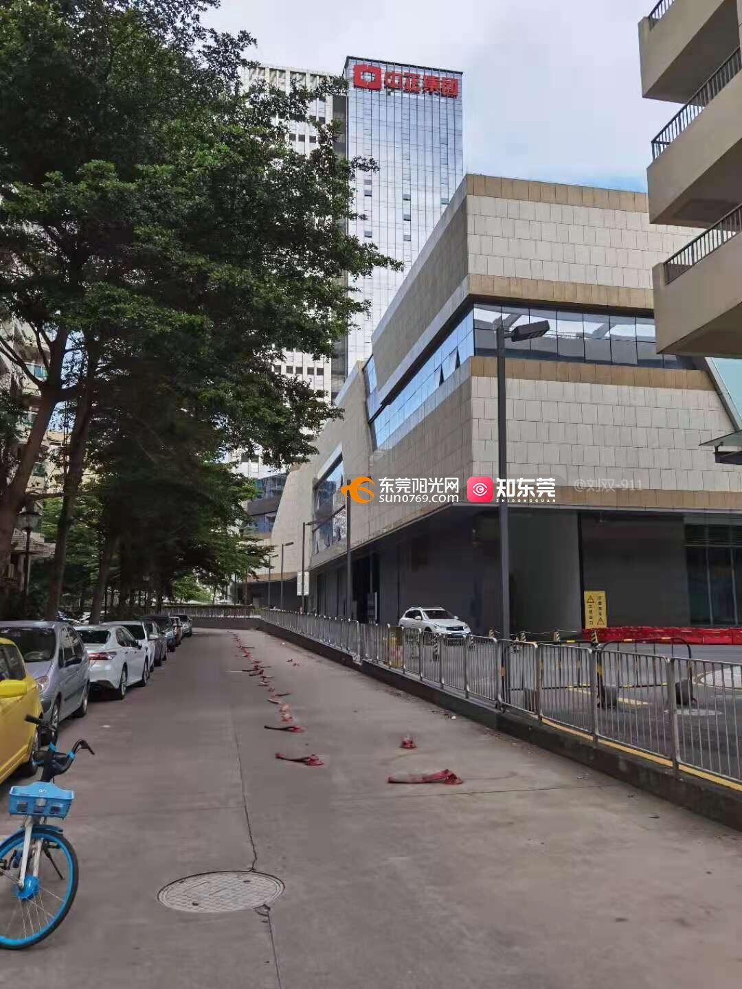 信义翠怡路(中正广场后面)路桩全部被压倒,螺丝钉外露扎破轮胎,有